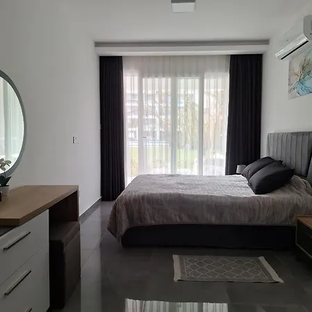 Courtyard Long 2-bedroom Lux Apartamento *