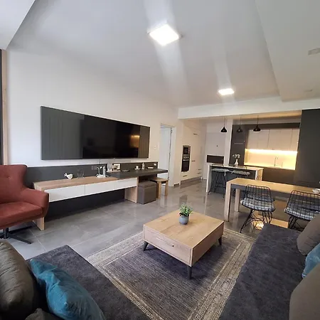 Courtyard Long 2-bedroom Lux *