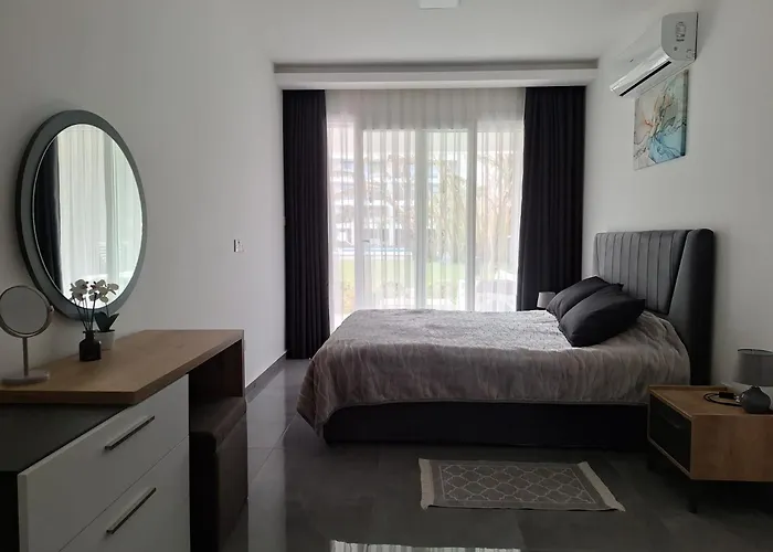 Courtyard Long 2-bedroom Lux Apartmán *