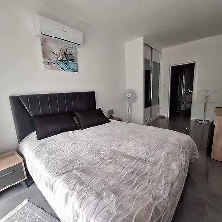 Courtyard Long 2-bedroom Lux Gasztriá