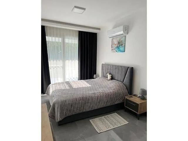 Courtyard Long 2-bedroom Lux Gastria