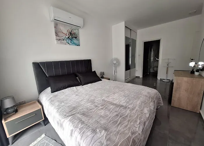 Courtyard Long 2-bedroom Lux Gastria